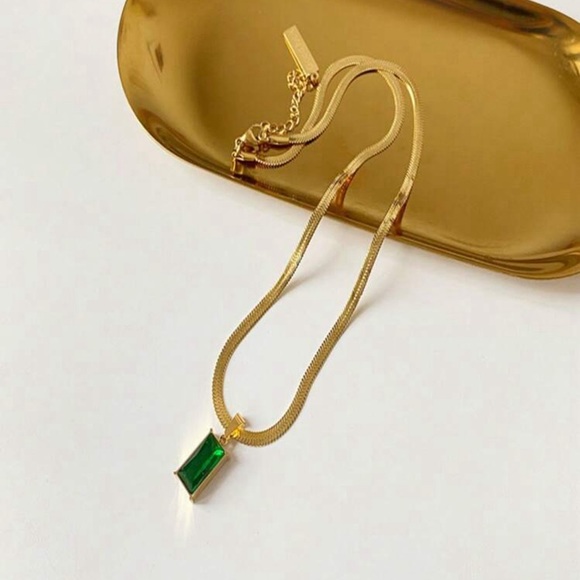 Green Zirconia Set Including French-style Knife Blade Pendant Necklace - Picture 3 of 4